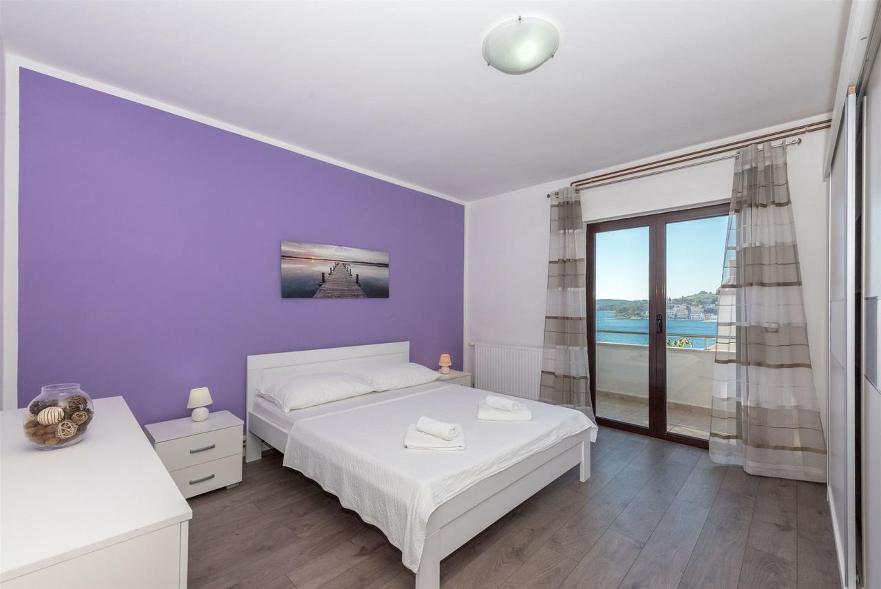 Apartments Snjezana Tisno Quarto foto